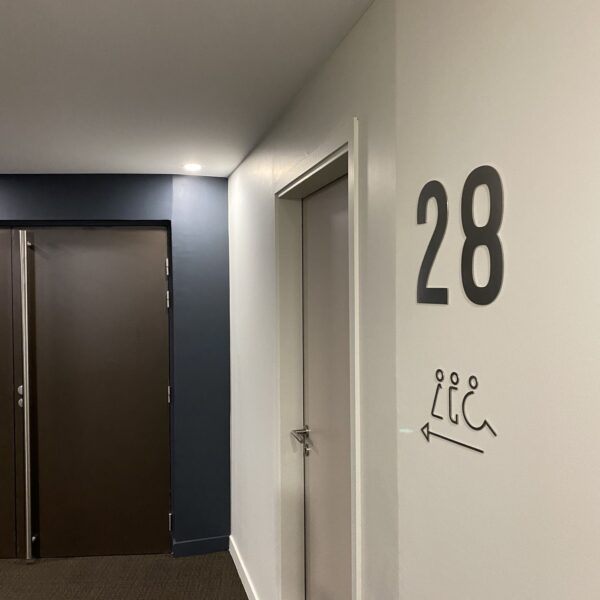 FaceB Porte Signalétique