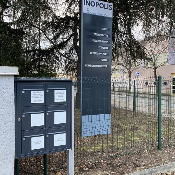 FaceB Totem Signalétique