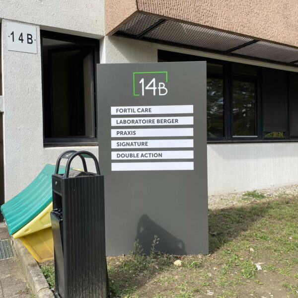 FaceB Totem Signalétique